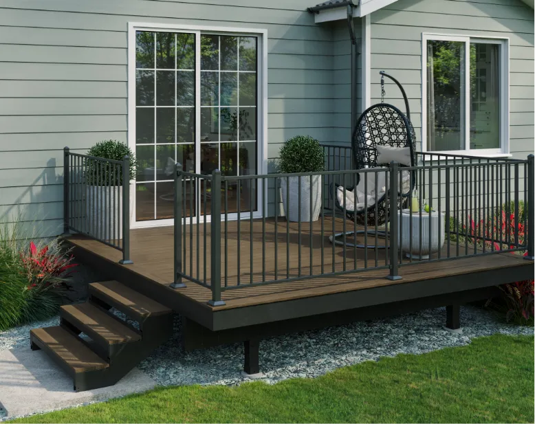 deck with short staircase
